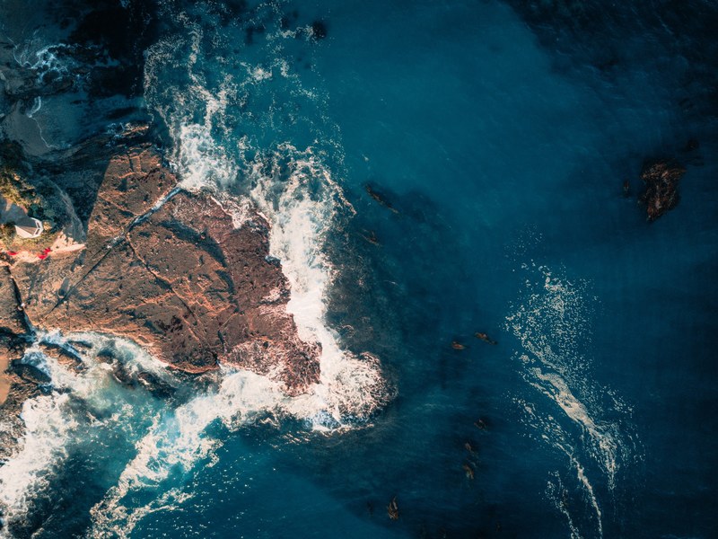 drone view of the ocean crashing on the coastal rocks at laguna beach, waves crashing drone view 4k