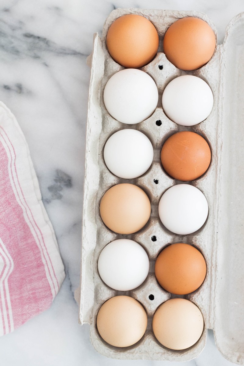 a mixture of white and brown eggs, _white brown eggs 4k