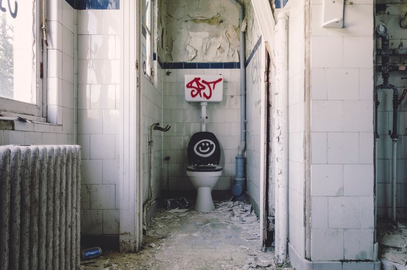 an abandoned bathroom with graffiti, graffiti bathroom 4k