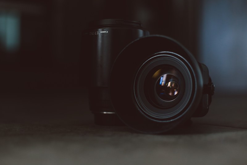 dslr camera beside a long lens in dark room, canon dslr with lens 4k