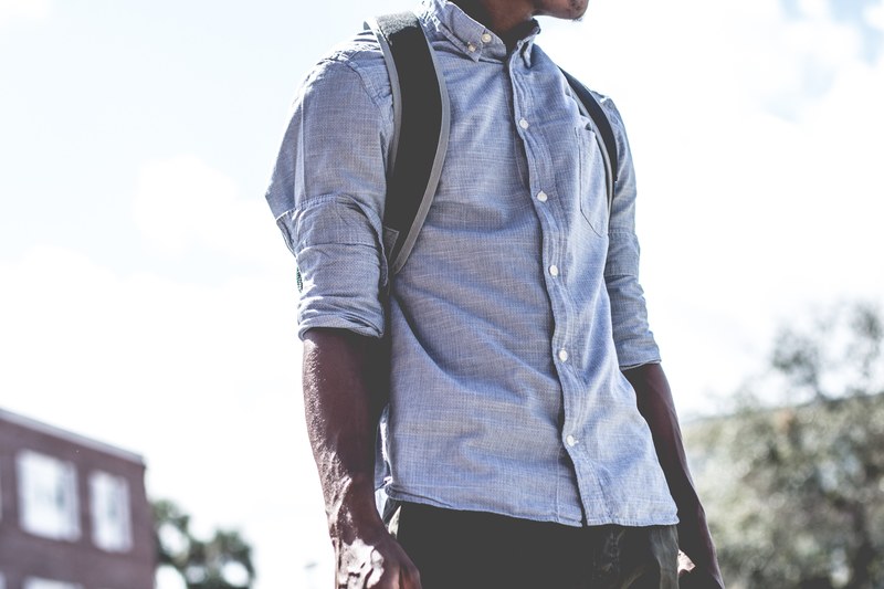 man in shirt with a backpack posing at daytona beach, man in shirt posing 4k