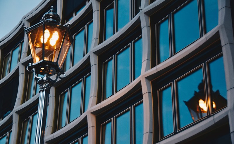 window reflection lamppost window and architecture 4k