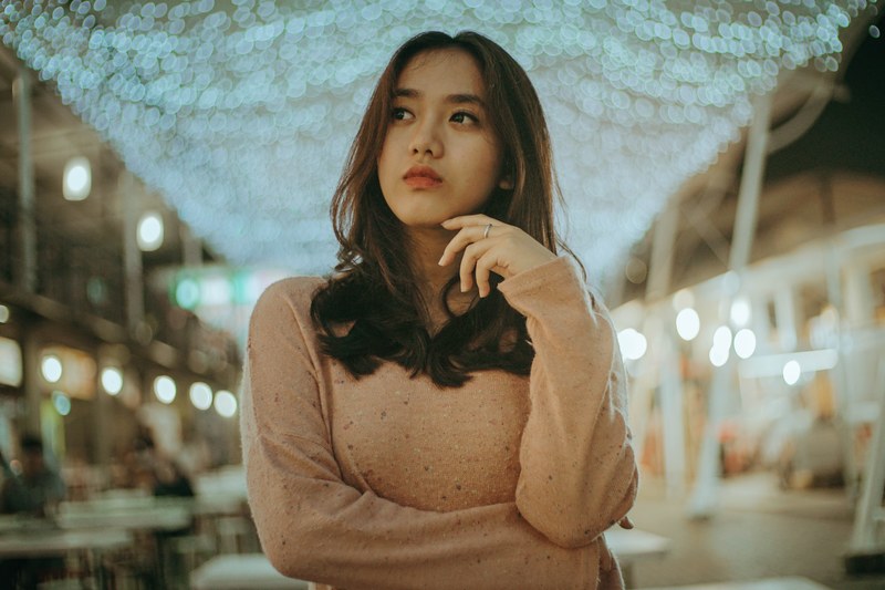 gil woman alone and person 4k