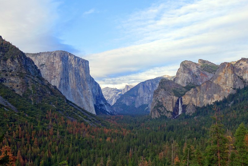 a beautiful view of cliffs in yosemite valley under clouds, scenic yosemite valley view 4k