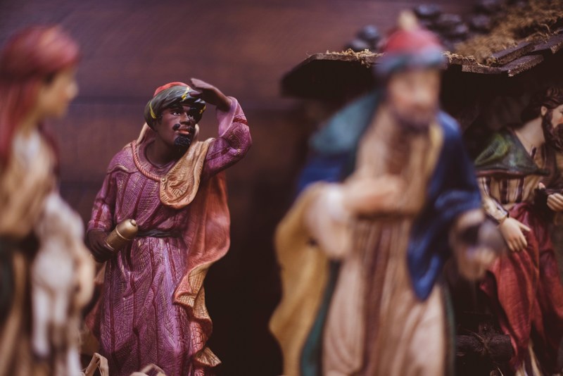 out of focus christmas decorations with wise men in a religious manger scene, christmas manger 4k