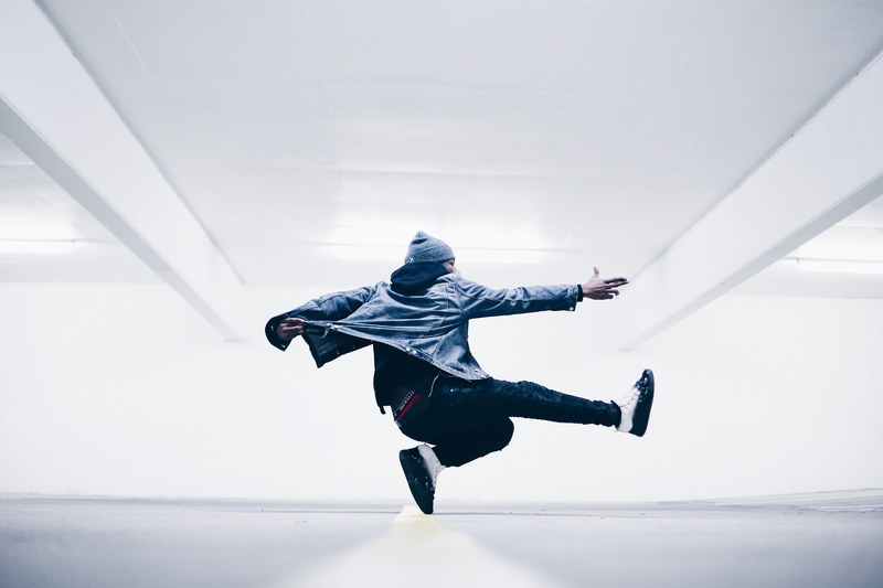 breakdancer spinning in midair in white dance studio in north hollywood, p a r k i n g l o t v i b e s 4k
