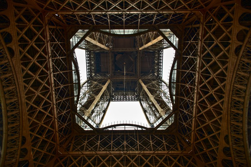 looking up at the frame of the eiffel tower in paris from directly underneath it, underside of eiffel tower 4k