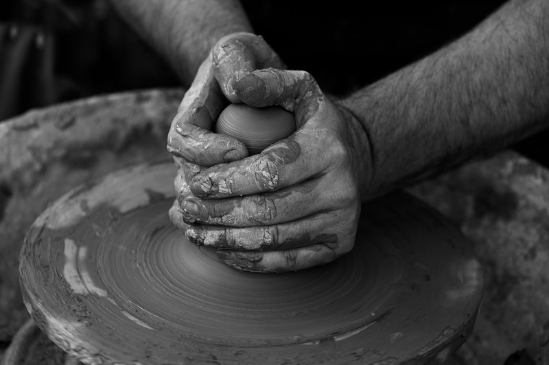 a man molding clay on a pottery wheel, alfarera 4k