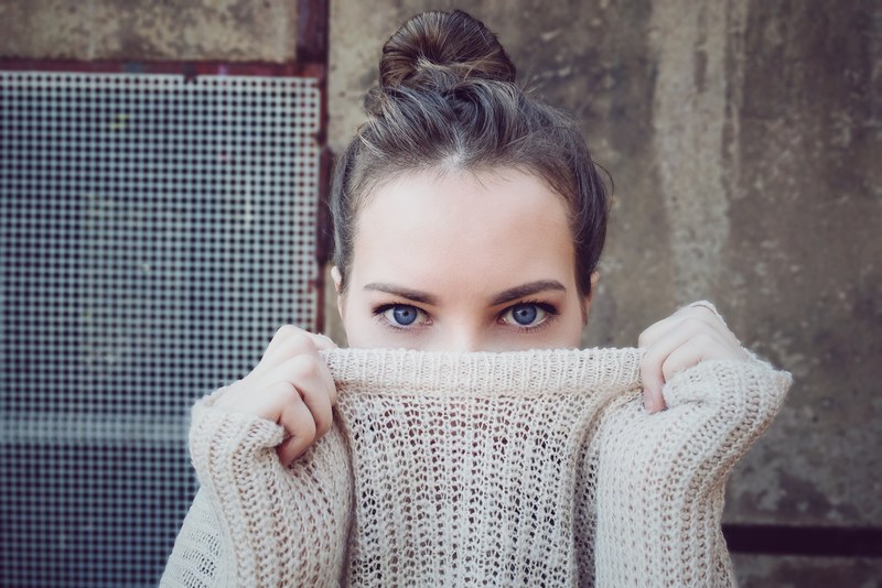 a brunette woman with blue eyes holding her knit sweater over her mouth in essen nadrenia pnocna westfalia niemcy, kate v_2 4k