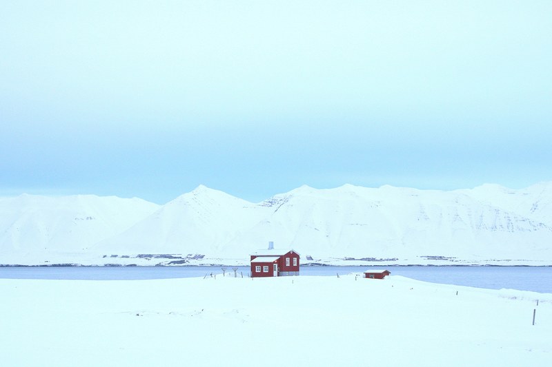 a lone cabin by the lake surrounded by white snow, a cabin with snow by the lake 4k