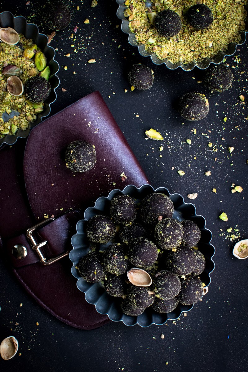 dark chocolate pralines with pistachios 4k