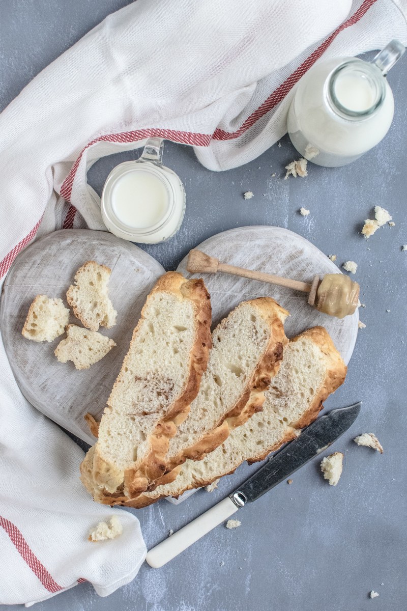 bun with honey and milk 4k