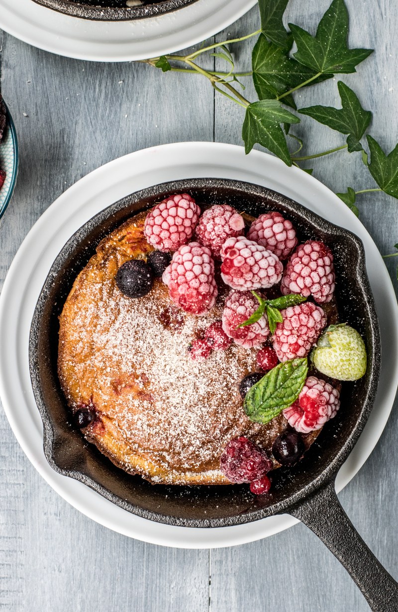 rustic cast iron skillet cake with berries and powdered sugar, dutch baby pancake 4k