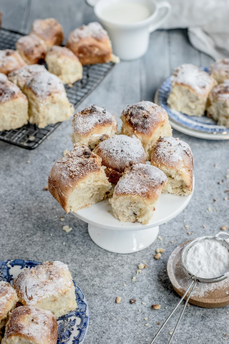 yeast buns with jam 4k