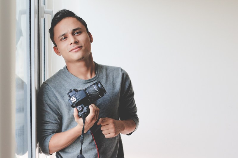a male photographer holding a dslr camera in san pedro sula, photographer in san pedro sula 4k