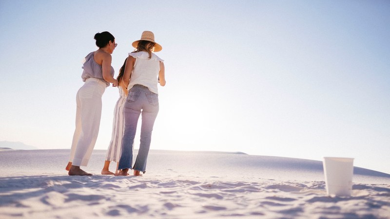 friend women sand and friendship 4k