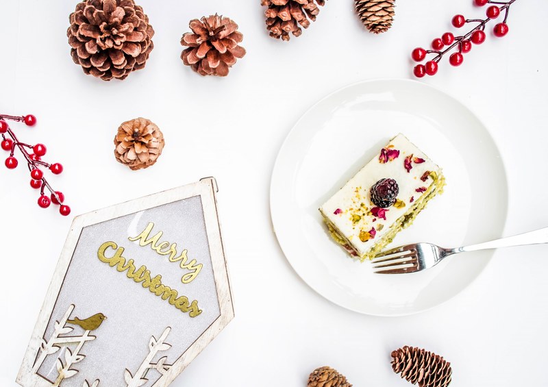 a plate of food surrounded by berries and pinecones, _merry christmas 4k