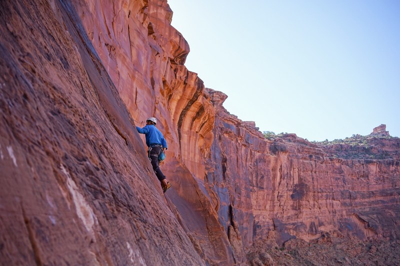 extreme climber scales the side of a rocky mountain, extreme climbing 4k