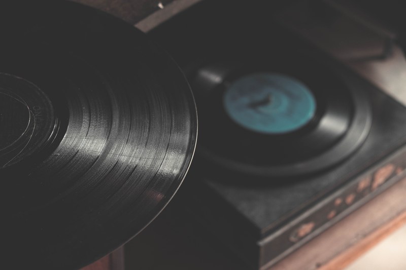 an overhead shot of a vinyl record on a cabinet over a vinyl player, top view of a turntable 4k
