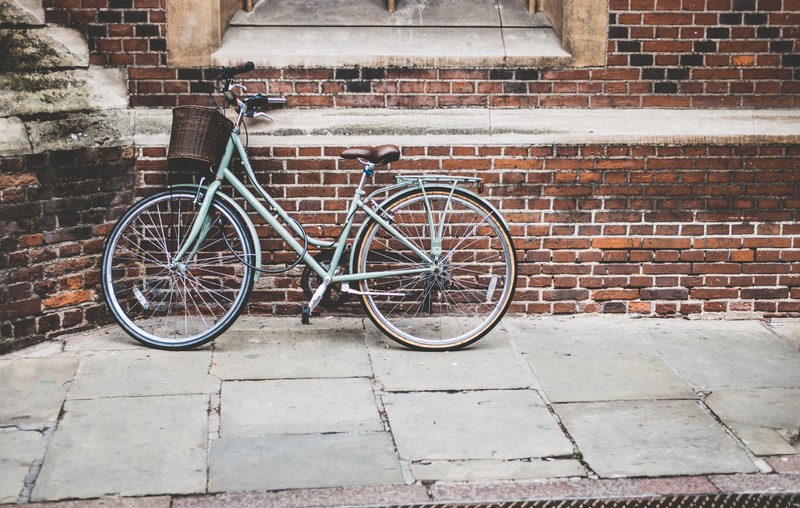 a green bicycle leans against a brick wall in cambridge, bicycle and a brick wall 4k