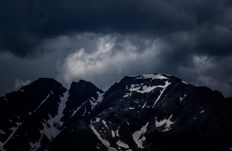 dark storm clouds roll in over snowy mountains in silverthorne, stormy sky in silverthorne 4k