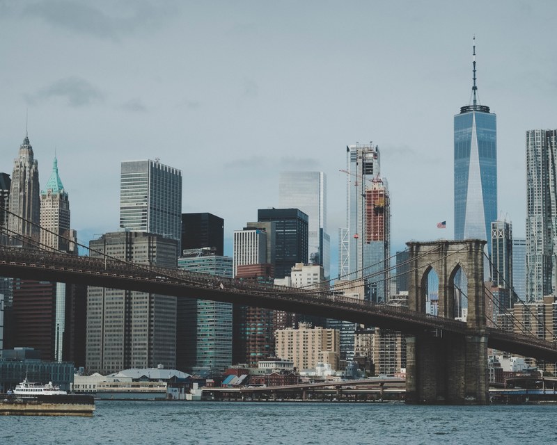 admiring the brooklyn bridge 4k