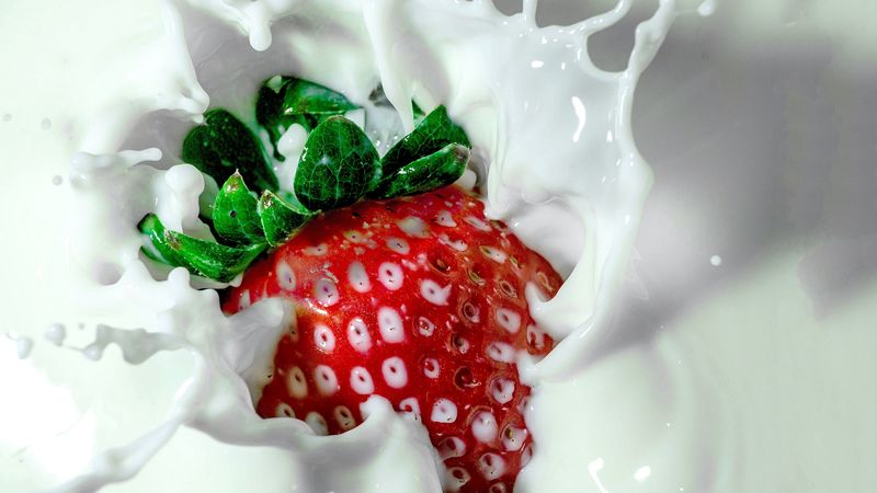 strawberry, milk, spray, 4k