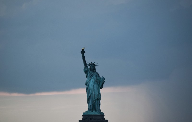 statue of liberty and new york 4k