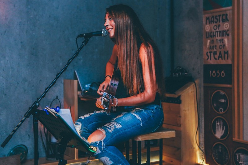 jeans live woman and sing 4k