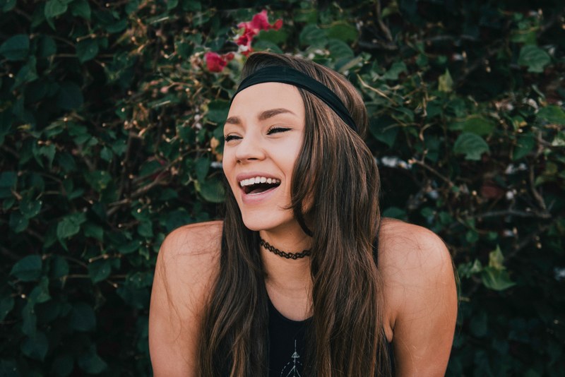 blogger green forest and laugh 4k