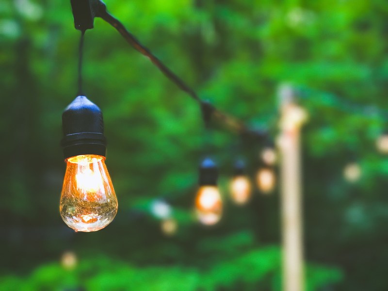 an electrical string having light bulbs on it, string of light bulbs 4k