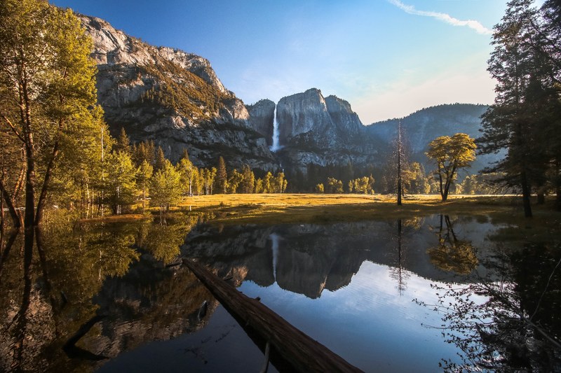 a lake in yosemite valley reflecting the nearby granite peaks, yosemite valley reflected in a lake 4k