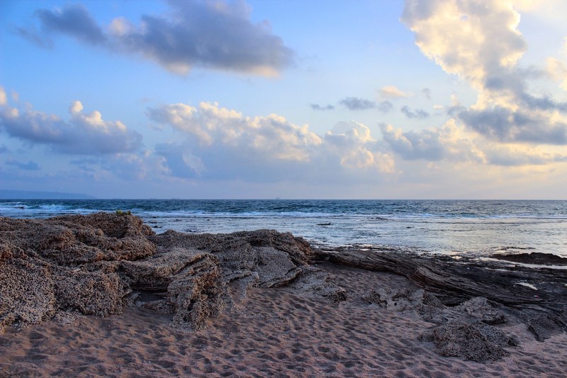 rocky and sandy shore by the ocean at akko, rocky shoreline 4k