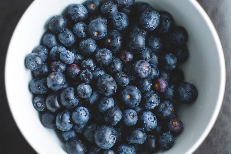 bowl of freshly washed blueberries, bowl of berries 4k