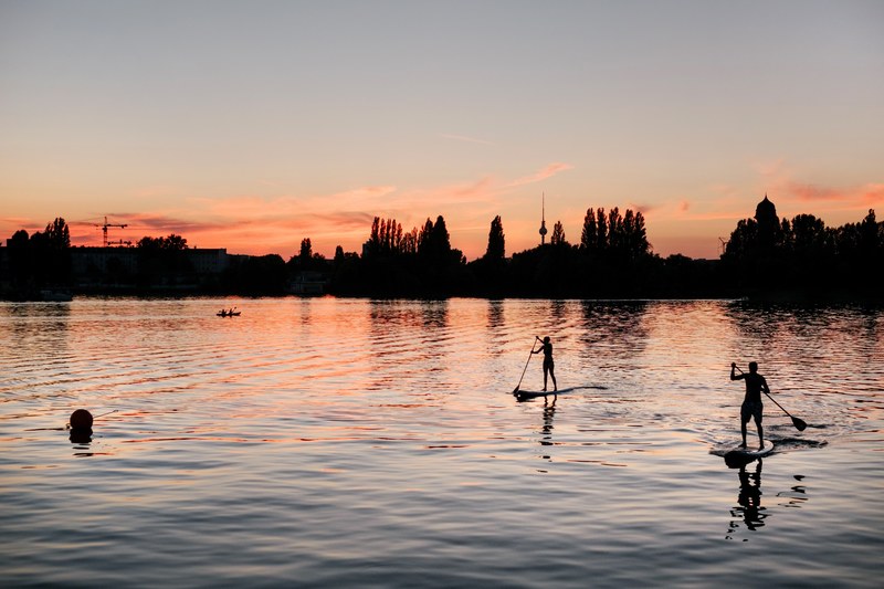 sport reflection ripple and shore 4k