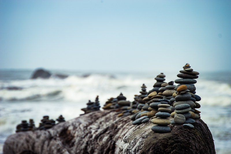piles of pebbles on a big rock at the ruby beach, pebble piles on a big rock 4k