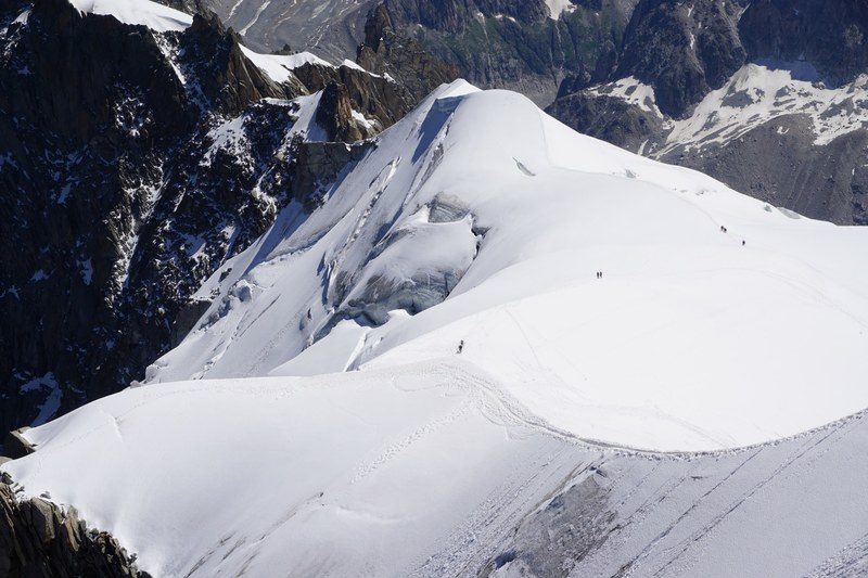 deep snow covers slopes and cliffs of mountains, deep snow mountains 4k