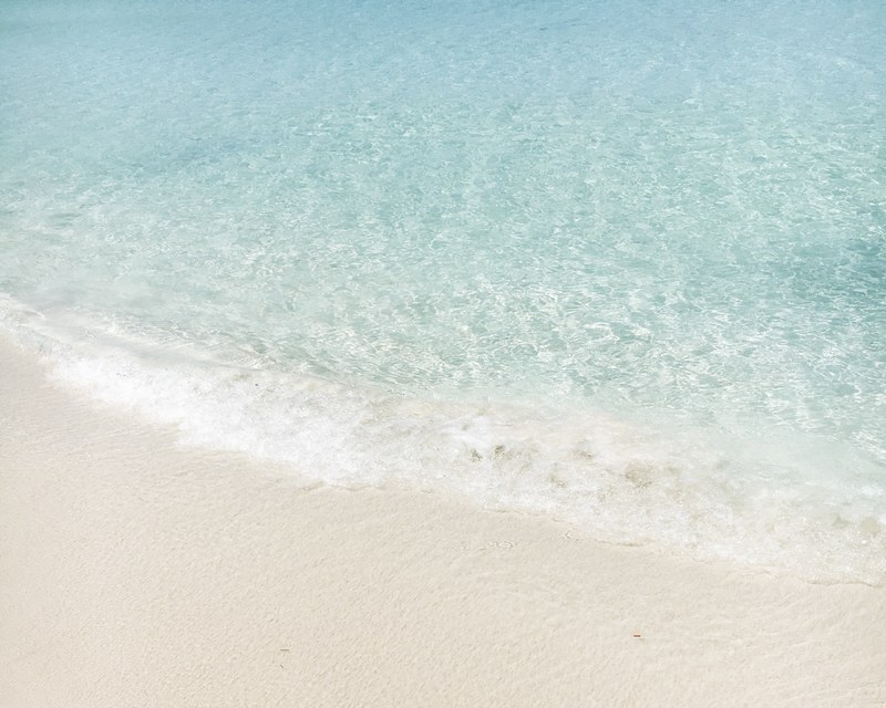 crystal clear waves coming in on a white sandy beach, _crystal clear waves on beach 4k