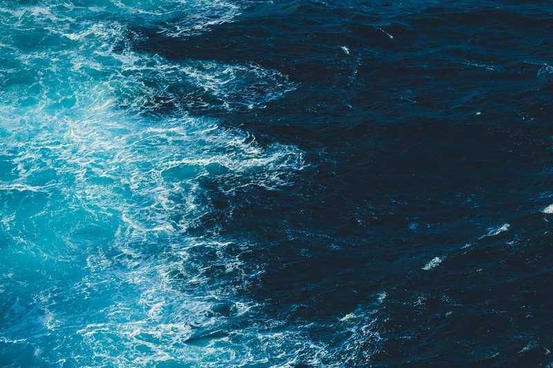 light and dark blue colored waves splashing together, _light and dark blue waves 4k