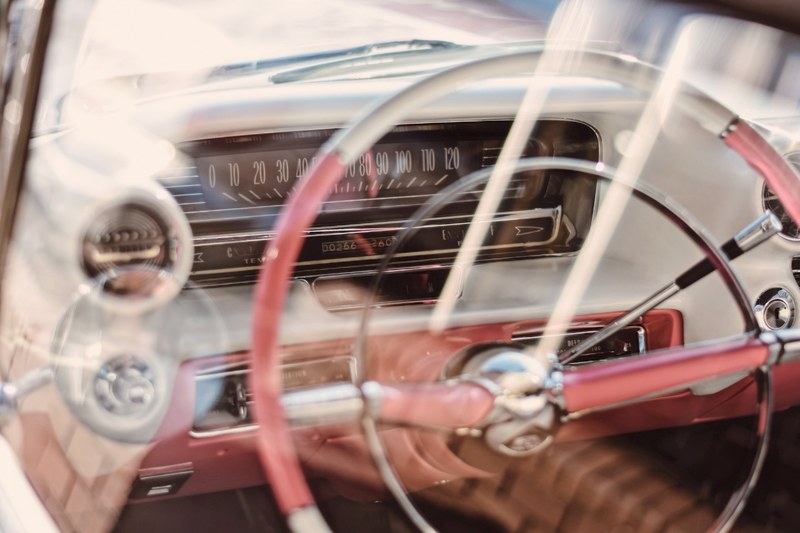 the steering wheel and dashboard inside an older car, _steering wheel old car 4k