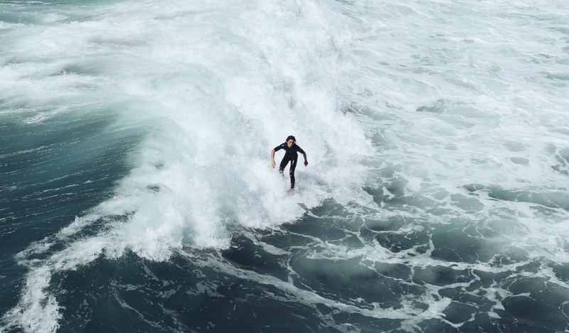 surfer surfing on the wave at huntington beach, huntington beach surf 4k
