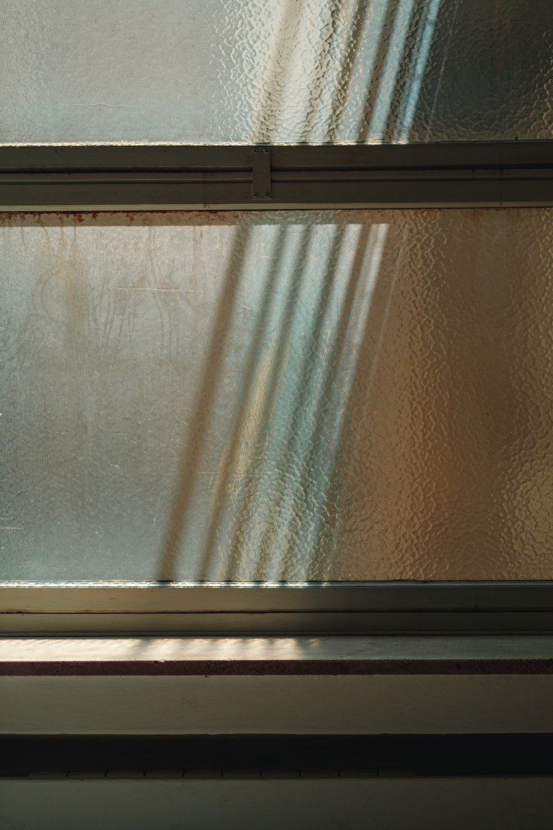 shadows in a room caused by light passing through a window, _shadows made by window light 4k