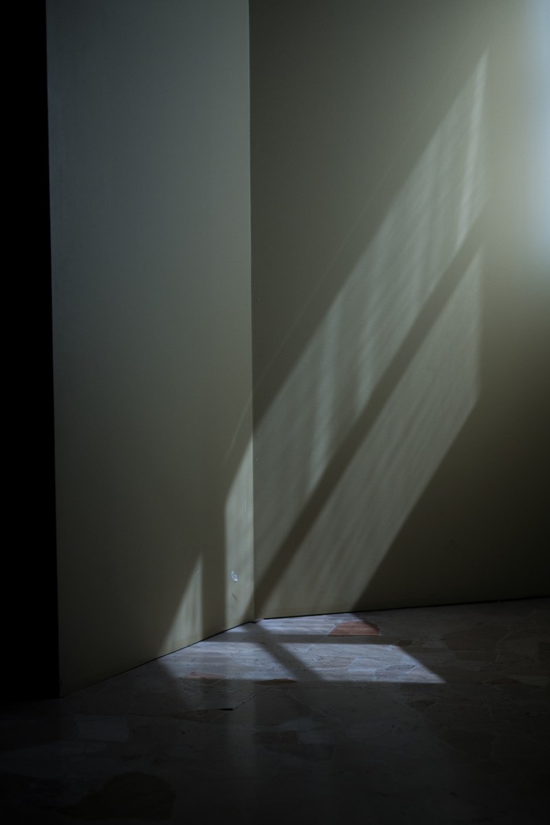 shadows on a wall from light coming through a window, _window light making shadows 4k