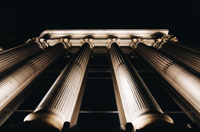 staring up at the tall pillars in front of a courthouse, _tall courthouse pillars 4k
