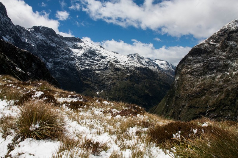 snow covered mountain tops with clear skies in new zealand, _snow covered mountain in new zealand 4k