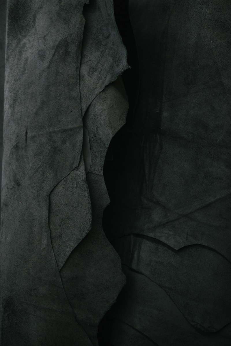 darkened image of a rock wall, _rock wall in dark 4k
