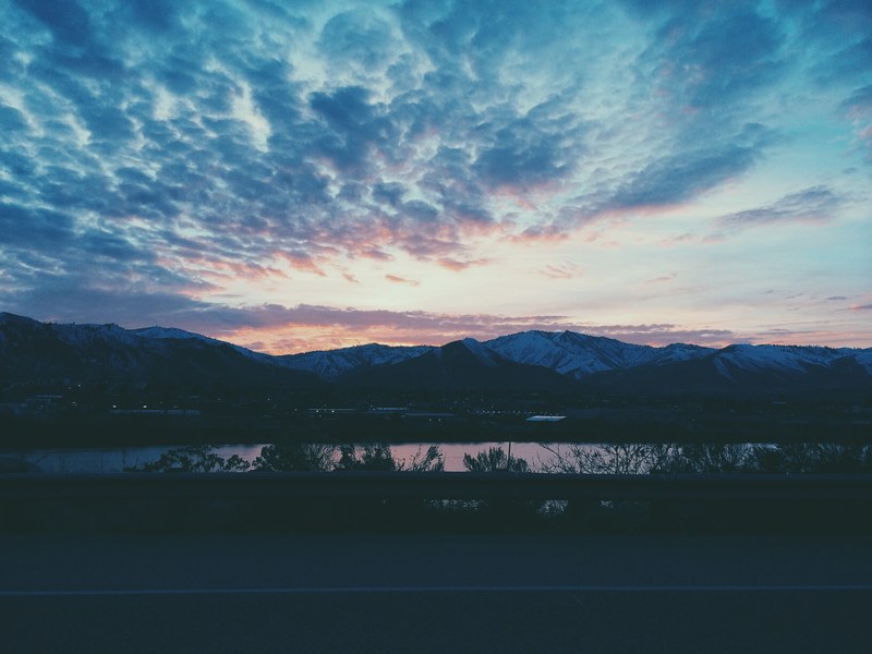 late evening capture near the beach of east wenatchee united states as the city settles for the night, city at night near beach 4k