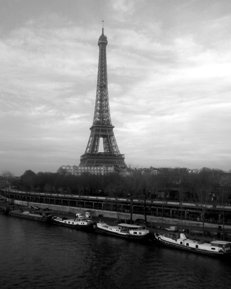 black and white eiffel tower with boats along the river, black and white eiffel tower 4k