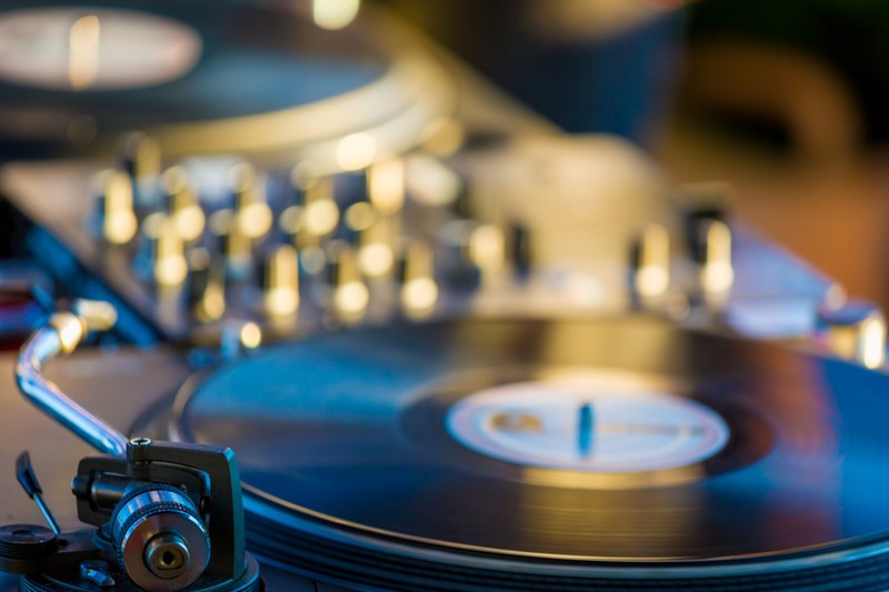 a blurry shot of a black vinyl on a turntable, black vinyl on turntable 4k
