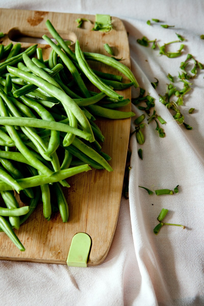 fresh green beans prepared on a cutting board, prepping green beans 4k